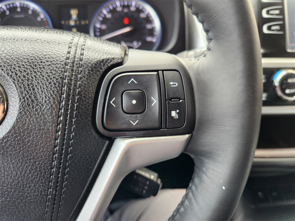 2015 Toyota Highlander XLE V6 White at Community Toyota