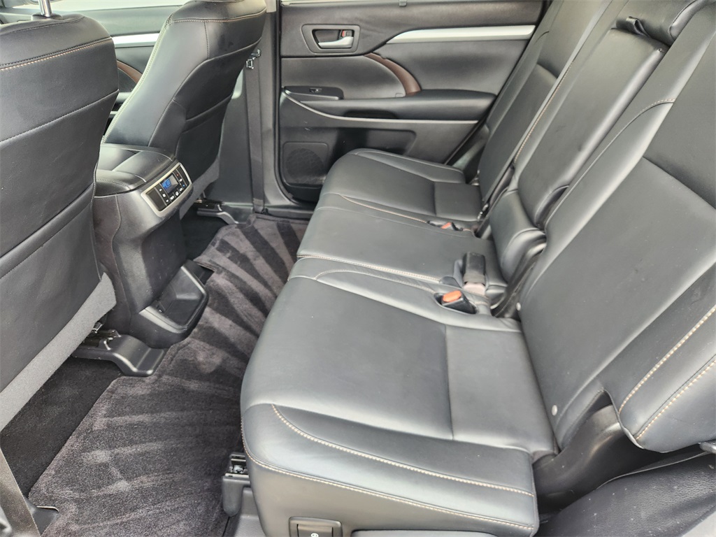 2015 Toyota Highlander XLE V6 White at Community Toyota