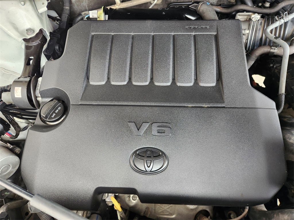 2015 Toyota Highlander XLE V6 White at Community Toyota