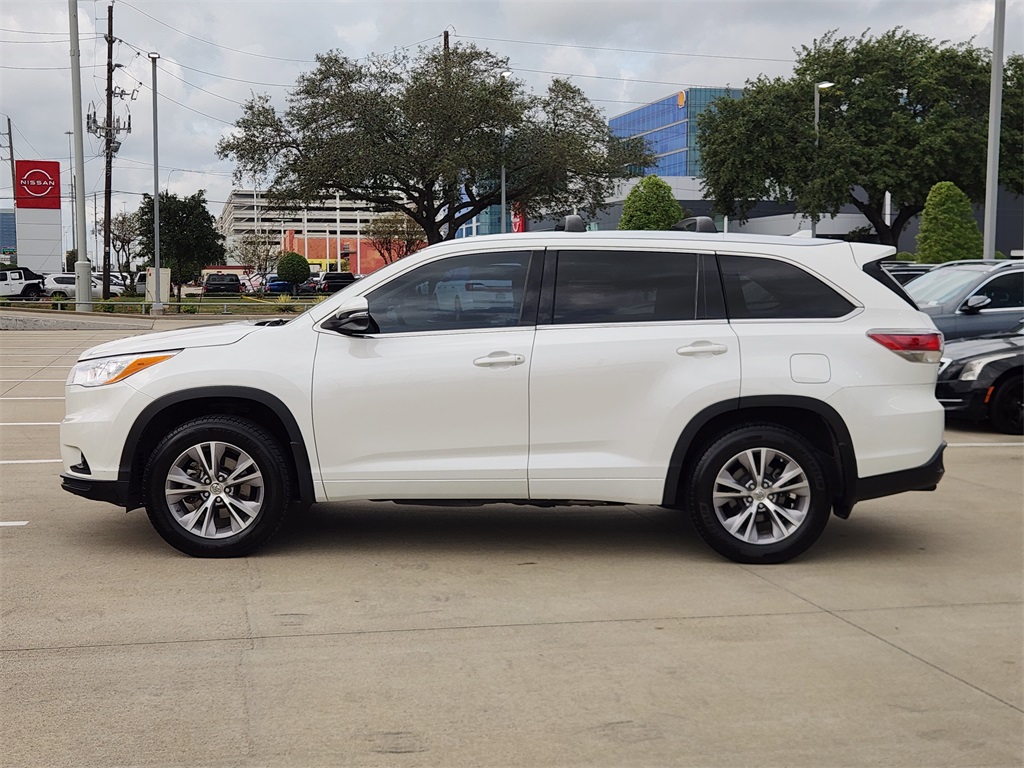 2015 Toyota Highlander XLE V6 White at Community Toyota