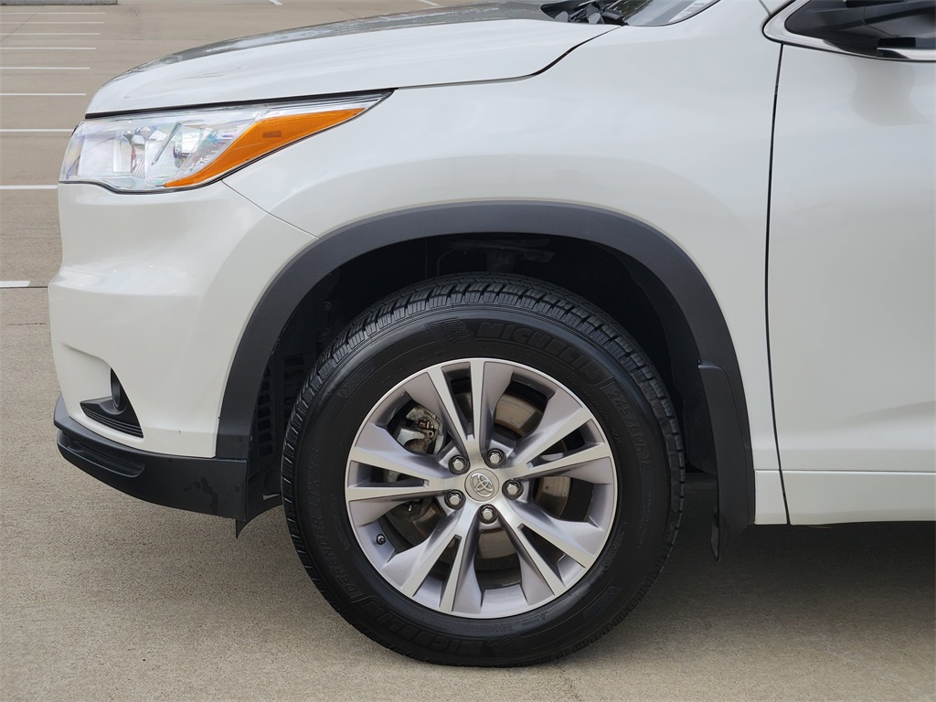 2015 Toyota Highlander XLE V6 White at Community Toyota