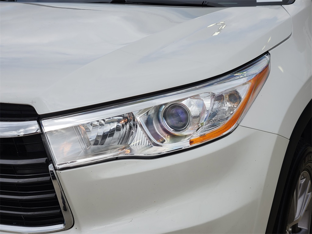 2015 Toyota Highlander XLE V6 White at Community Toyota