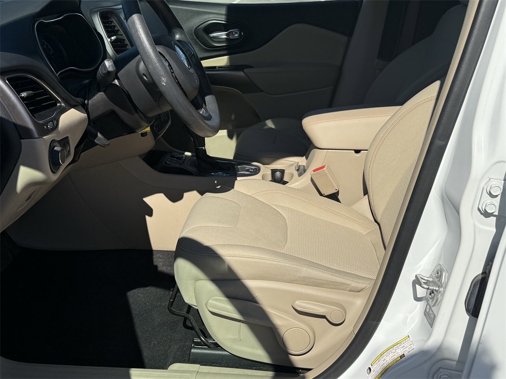 2021 Jeep Cherokee Latitude White at Legacy Ford