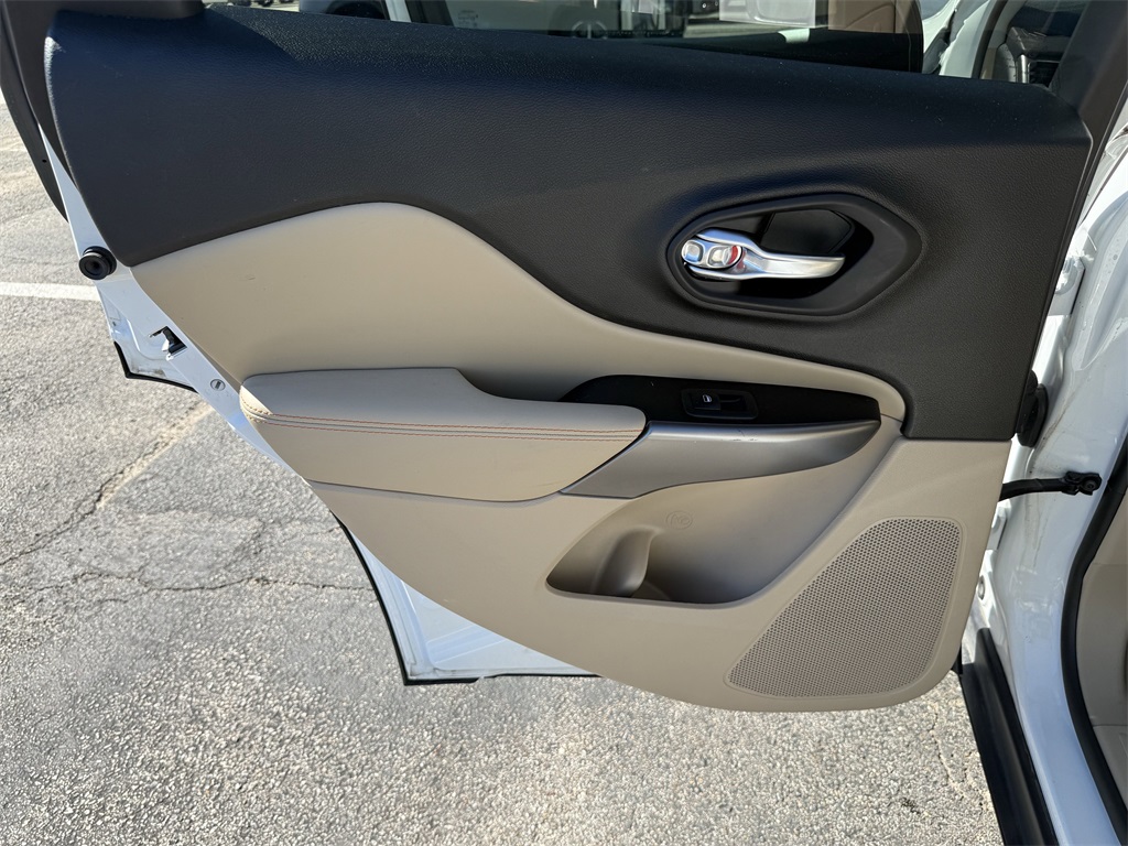 2021 Jeep Cherokee Latitude White at Legacy Ford