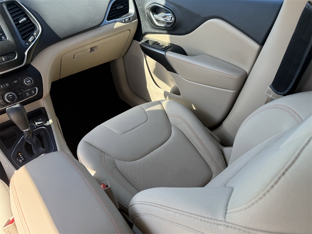 2021 Jeep Cherokee Latitude White at Legacy Ford