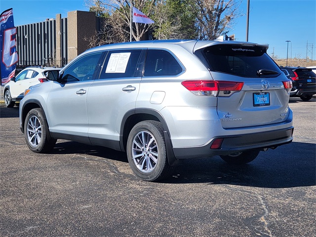 2019 Toyota Highlander SE photo 3