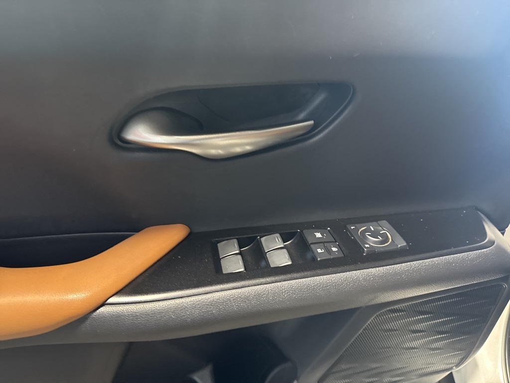 Thumbnail: 2020 Lexus UX - 32