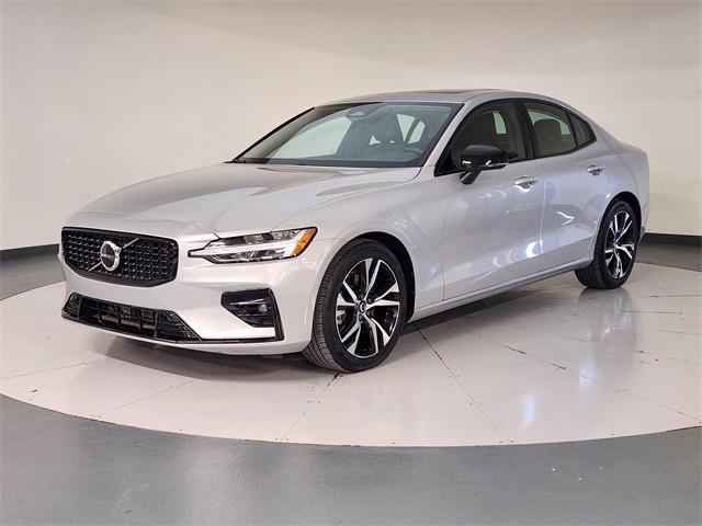 2024 Volvo S60 B5 Core Dark Theme