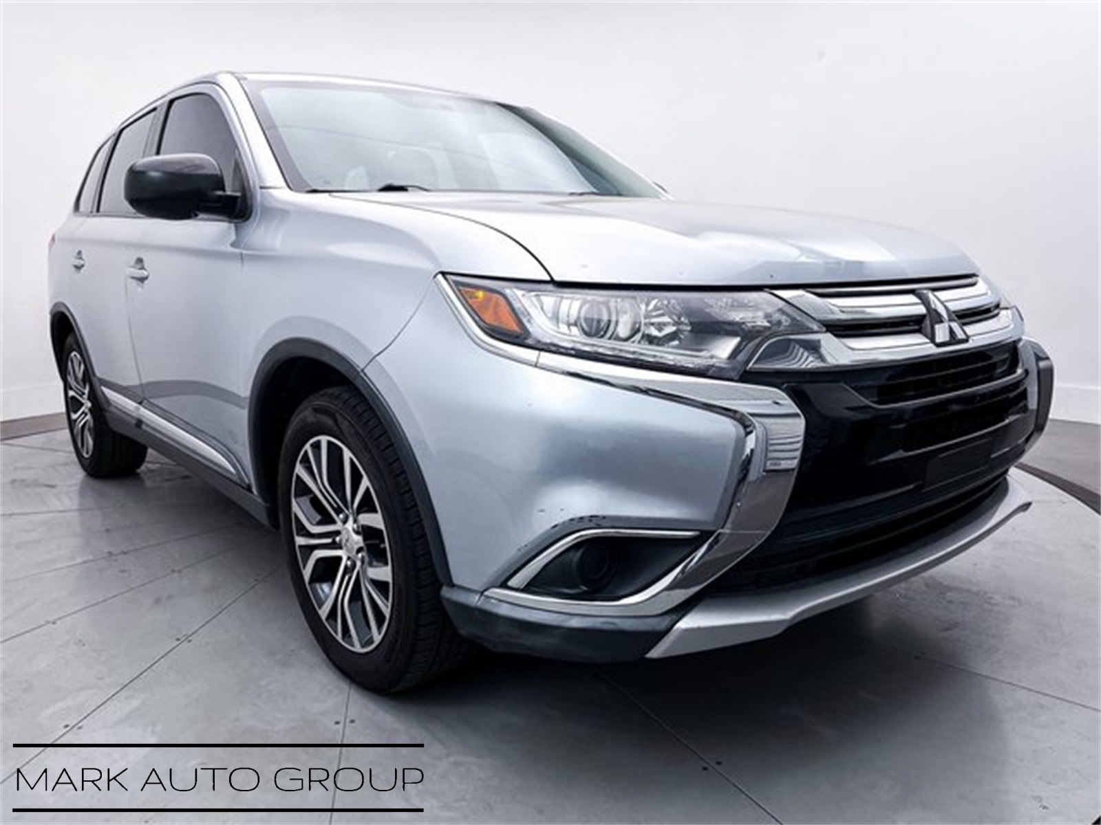 2017 Mitsubishi Outlander ES's photo