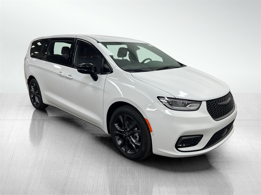 2026 Chrysler Pacifica Select's photo