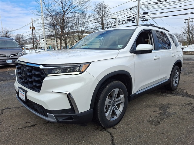 2023 Honda Pilot EX-L AWD with Captains Chairs