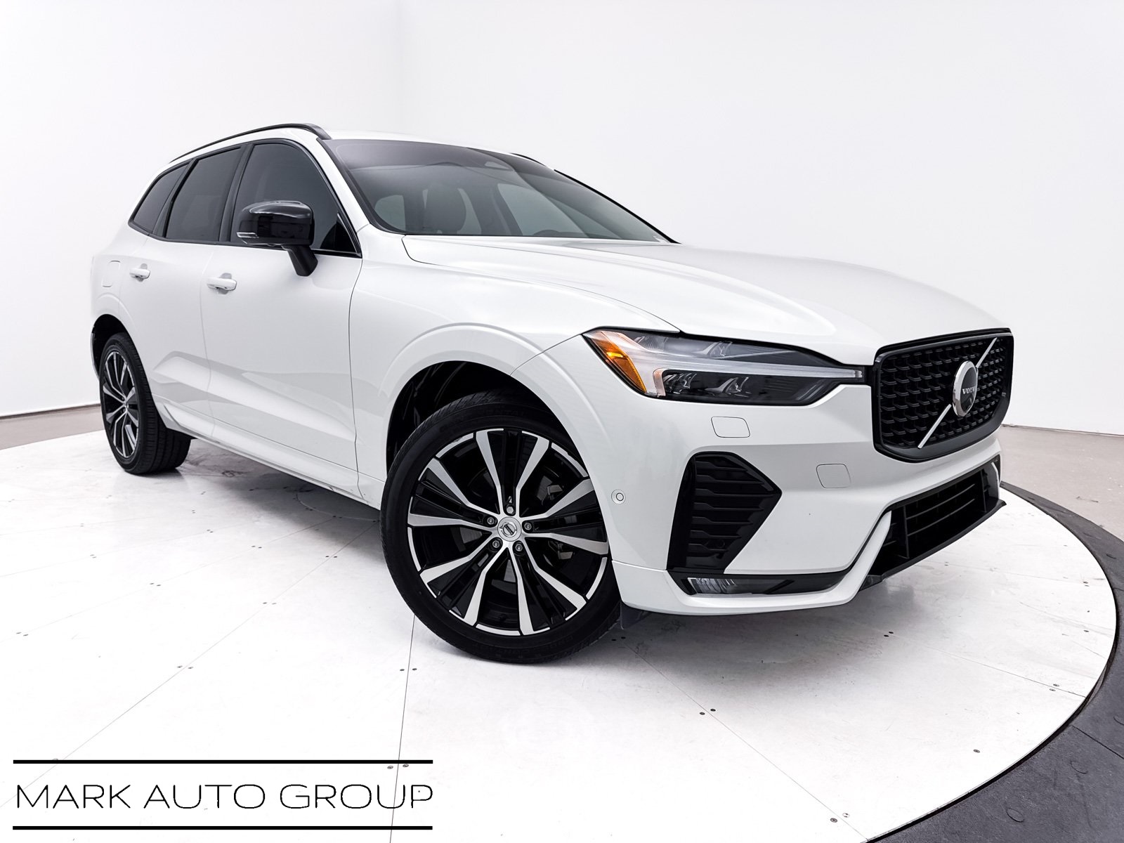 2024 Volvo XC60 B5 Plus Dark Theme
