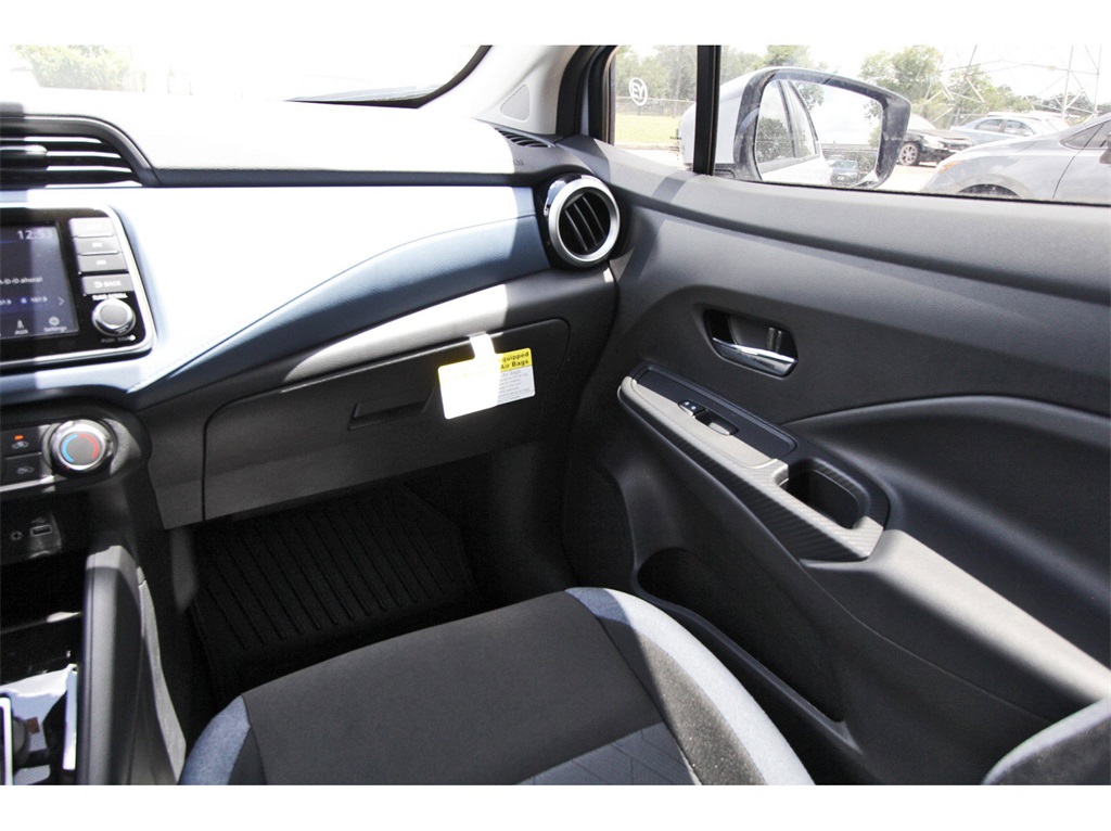 2025 Nissan Versa 1.6 SV - 9