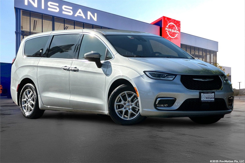 2023 Chrysler Pacifica Touring L's photo