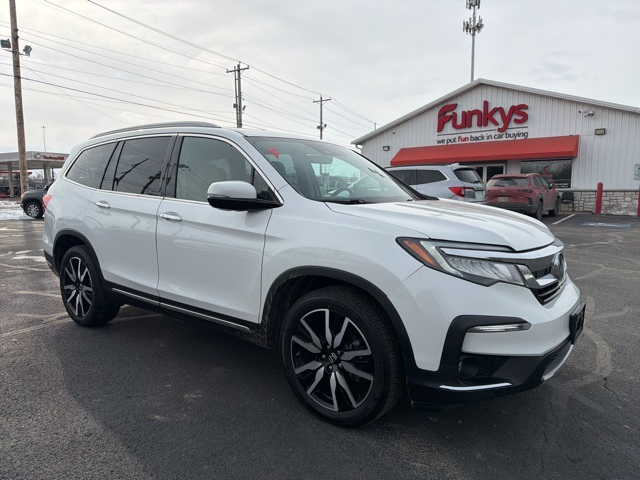 2020 Honda Pilot Touring AWD with Rear Captain's Chairs