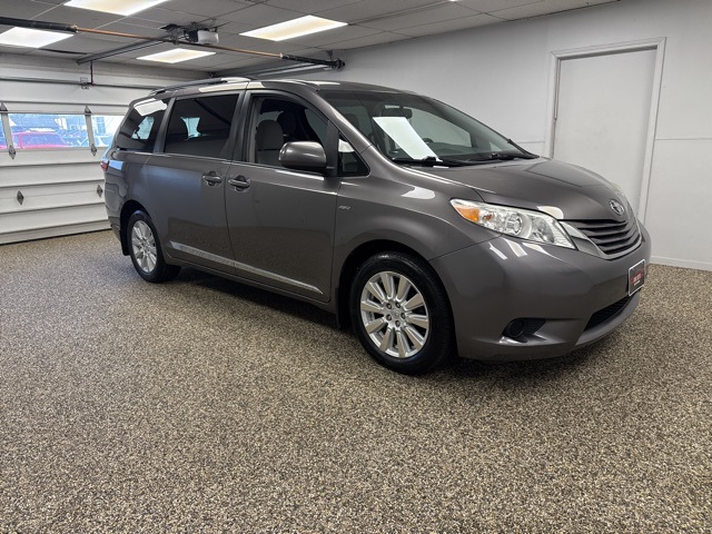 2017 Toyota Sienna LE photo 2