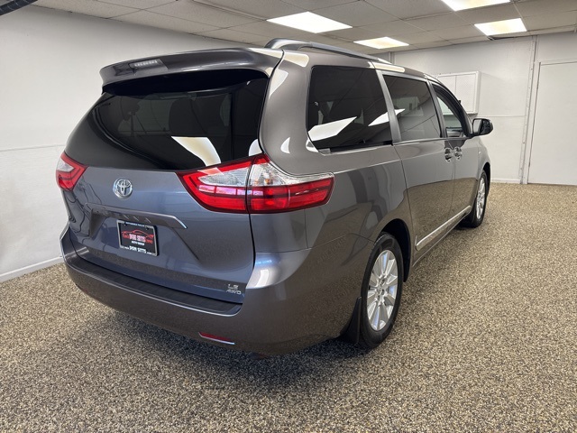 2017 Toyota Sienna LE photo 3