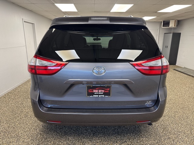 2017 Toyota Sienna LE photo 4