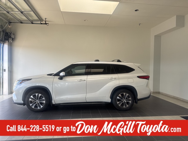 2021 Toyota Highlander XLE White at Tom Peacock Cadillac