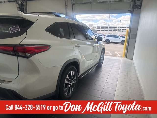2021 Toyota Highlander XLE White at Tom Peacock Cadillac