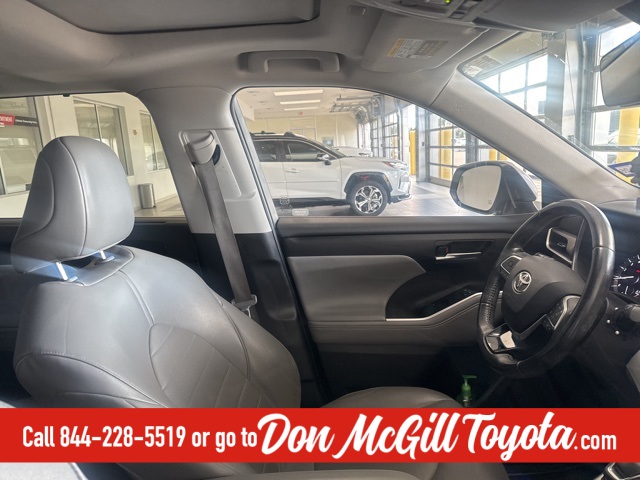 2021 Toyota Highlander XLE White at Tom Peacock Cadillac