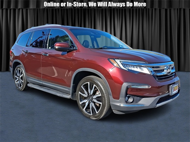 2022 Honda Pilot Touring AWD with Rear Captain's Chairs