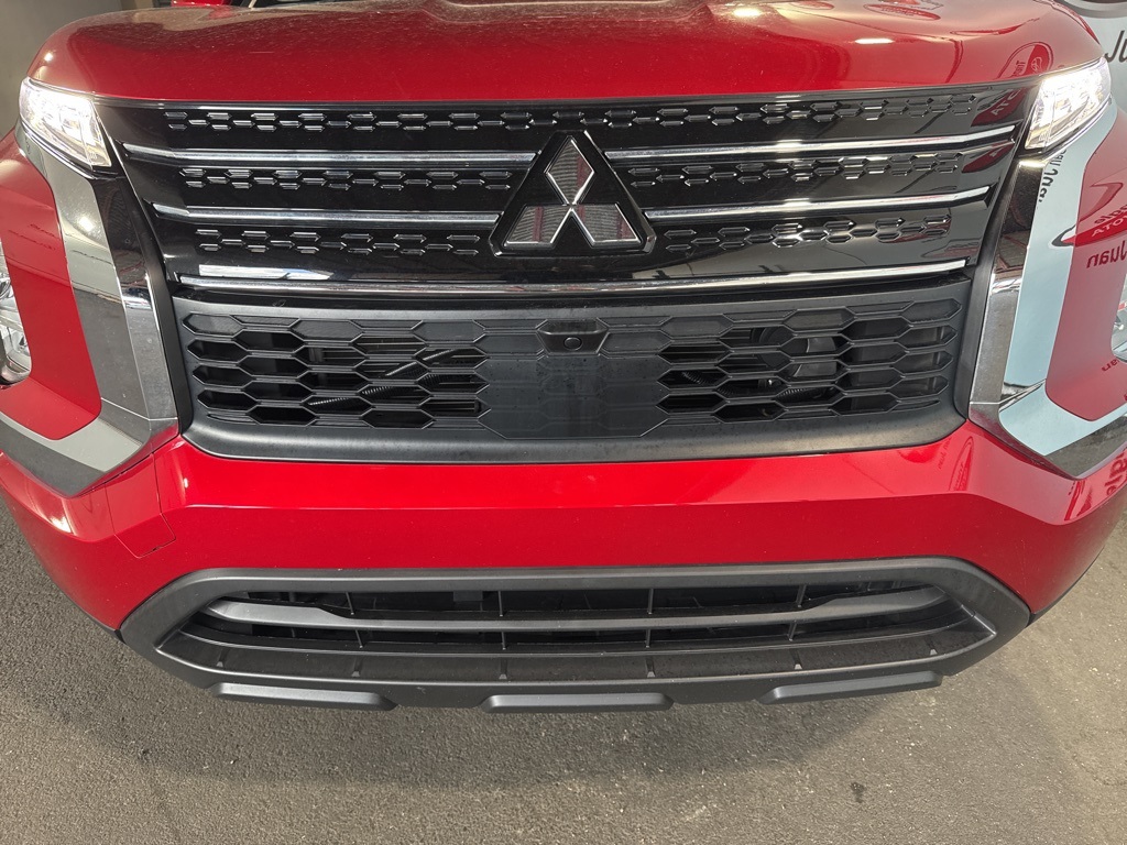 Thumbnail: 2023 Mitsubishi Outlander - 11