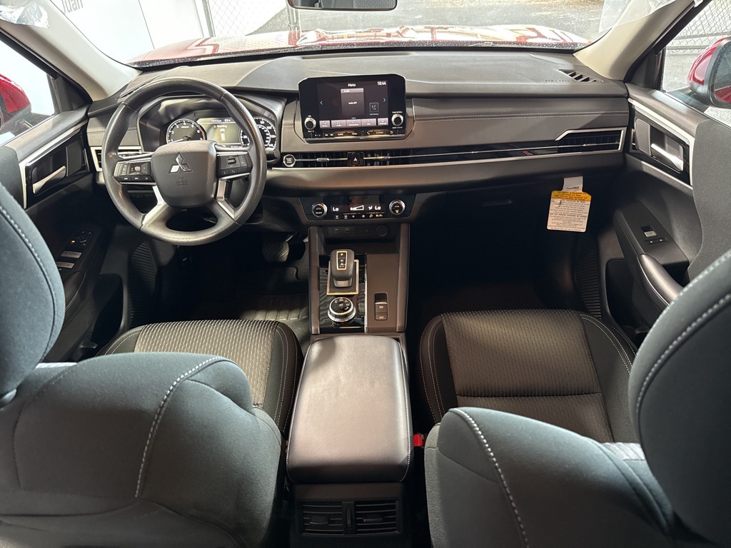 Thumbnail: 2023 Mitsubishi Outlander - 28