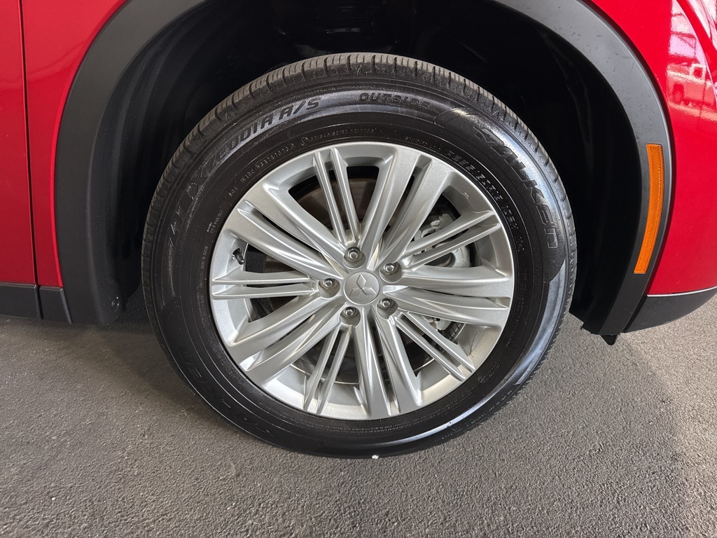 Thumbnail: 2023 Mitsubishi Outlander - 7