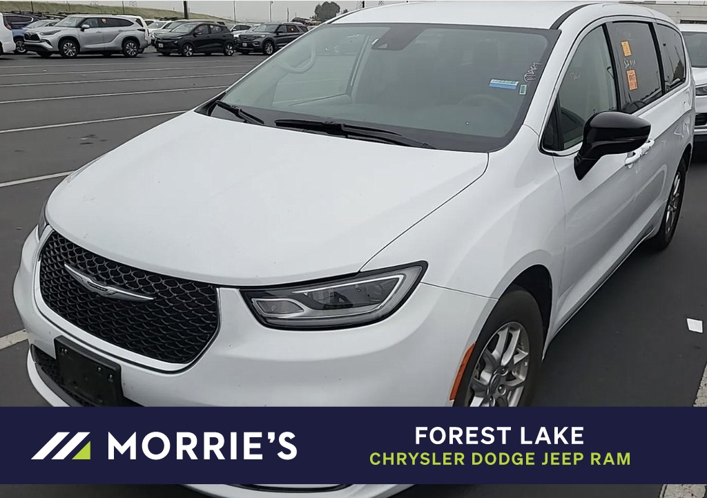 2024 Chrysler Pacifica Touring L's photo