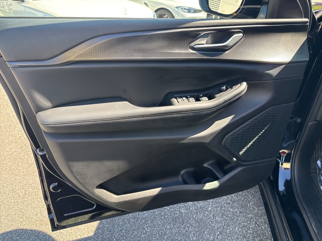 2023 Jeep Grand Cherokee Laredo Altitude photo 9
