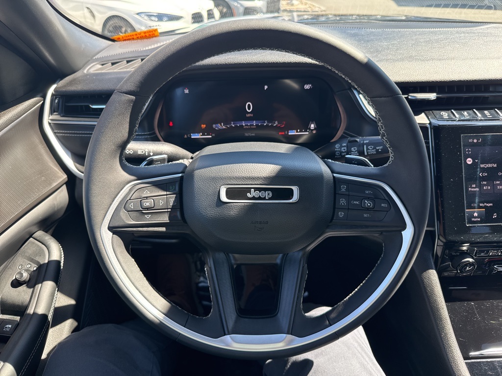 2023 Jeep Grand Cherokee Laredo Altitude photo 35