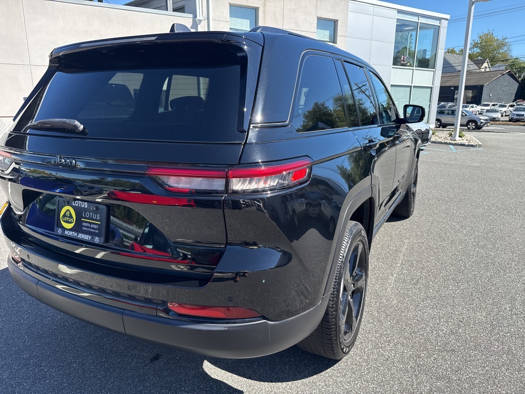 2023 Jeep Grand Cherokee Laredo Altitude photo 2