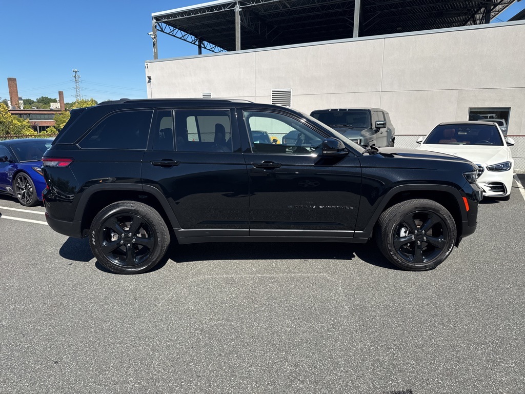 2023 Jeep Grand Cherokee Laredo Altitude photo 3