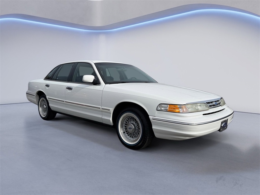 1996 Ford Crown Victoria 4 Dr LX Sedan