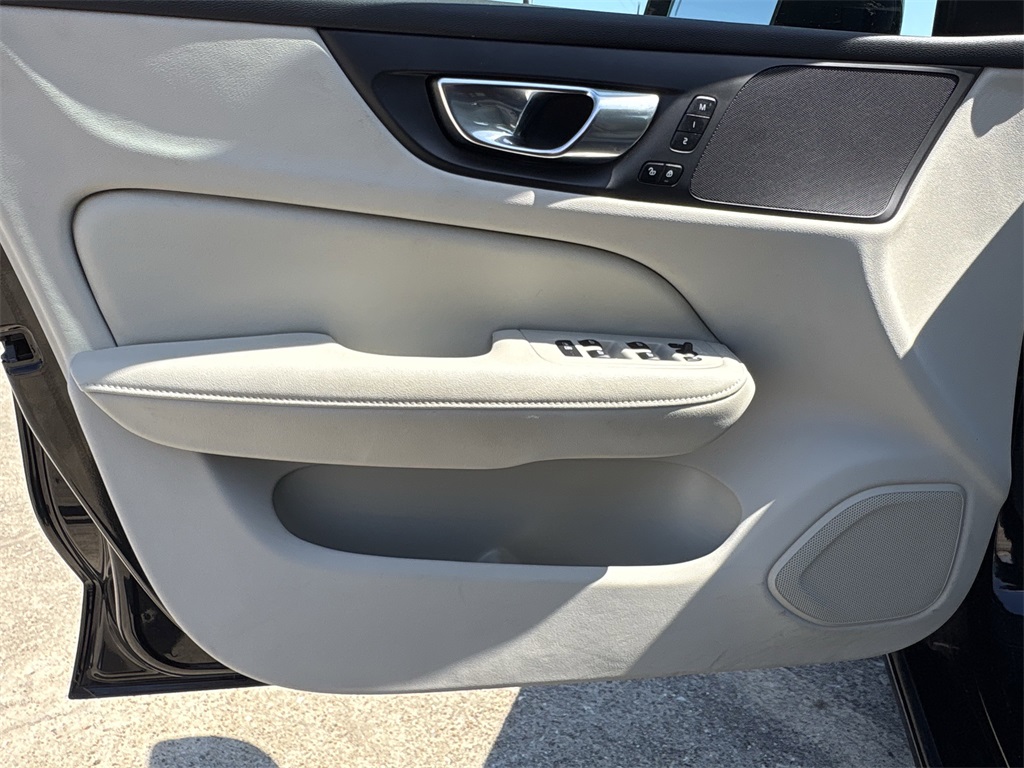 2023 Volvo S60 Recharge Plug-In Hybrid T8 Plus Dark Theme - 9