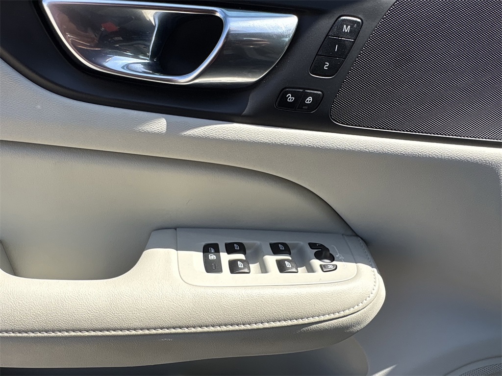 2023 Volvo S60 Recharge Plug-In Hybrid T8 Plus Dark Theme - 10