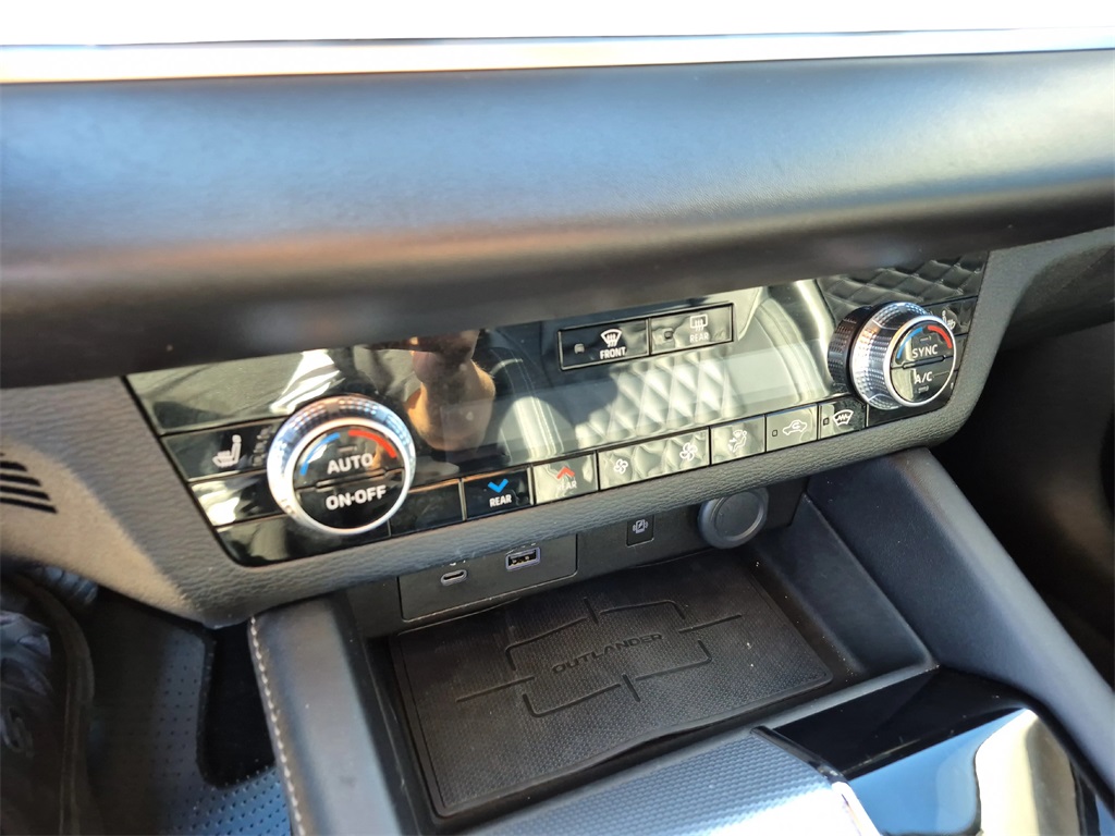 2022 Mitsubishi Outlander SEL White at Bayshore Chrysler Jeep Dodge Ram