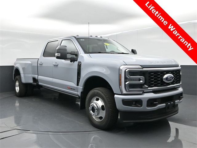 2026 Ford F-350 Super Duty Platinum's photo