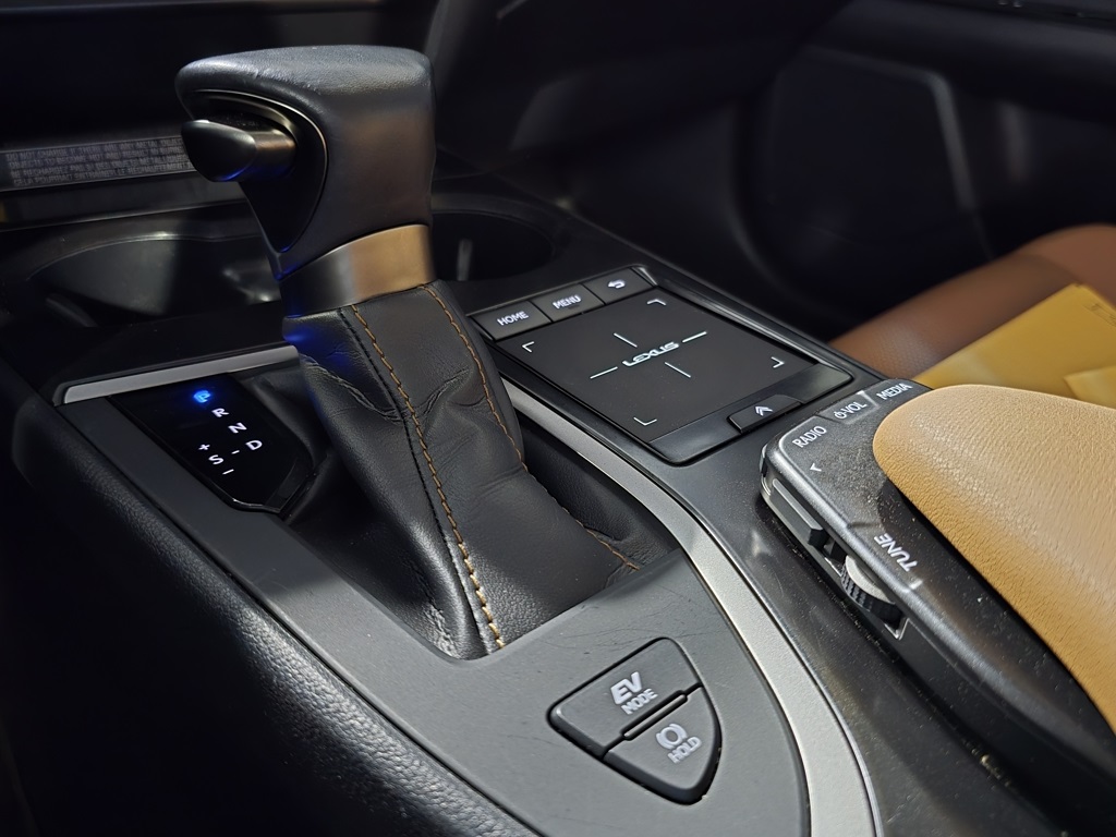 Thumbnail: 2022 Lexus UX - 24