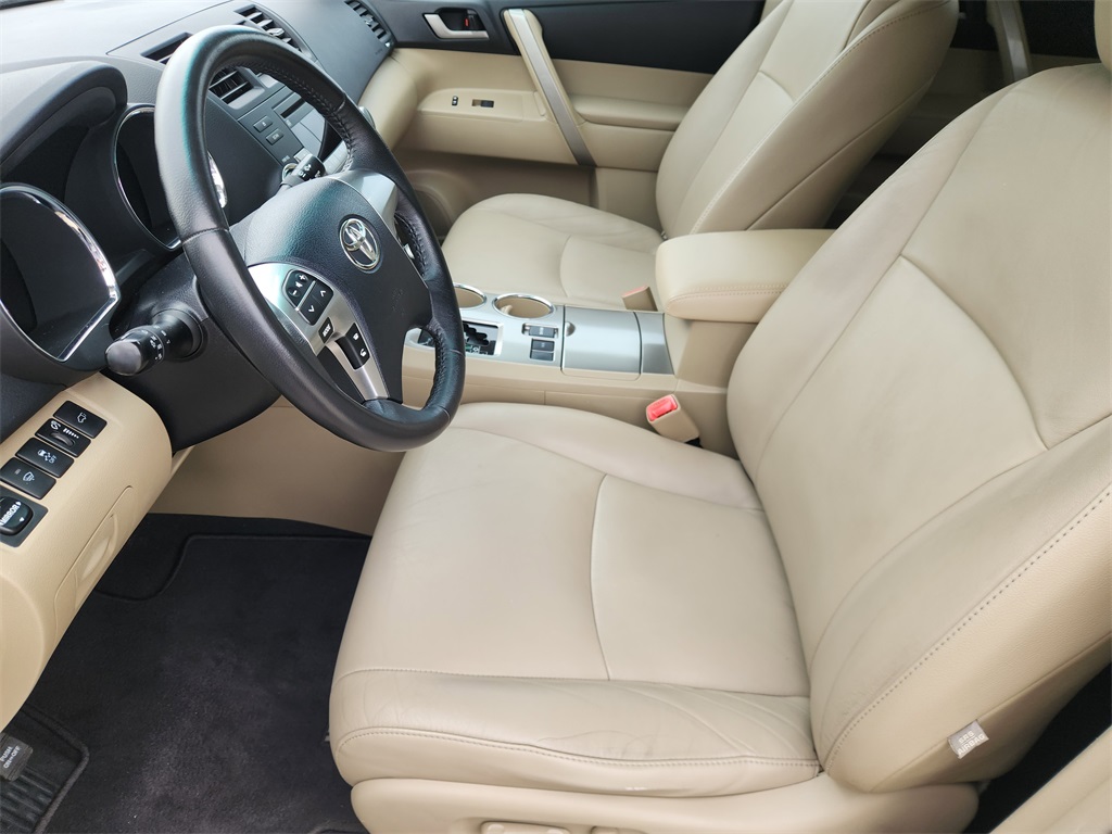 2011 Toyota Highlander SE White at Emmons Autoplex