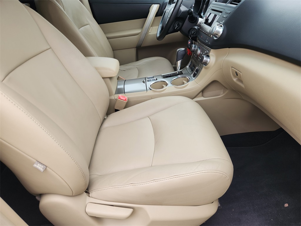 2011 Toyota Highlander SE White at Emmons Autoplex