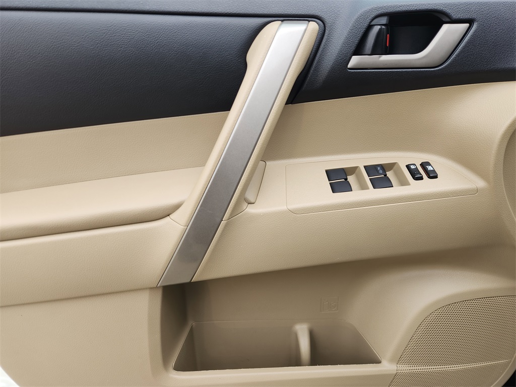 2011 Toyota Highlander SE White at Emmons Autoplex