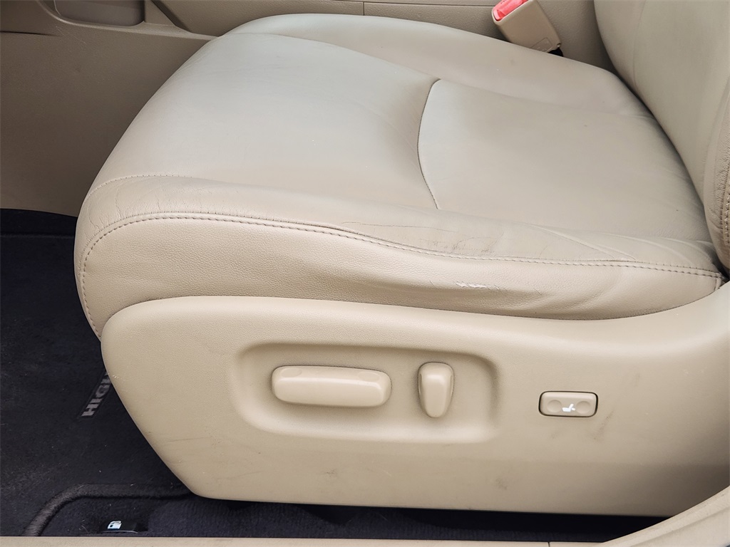 2011 Toyota Highlander SE White at Emmons Autoplex