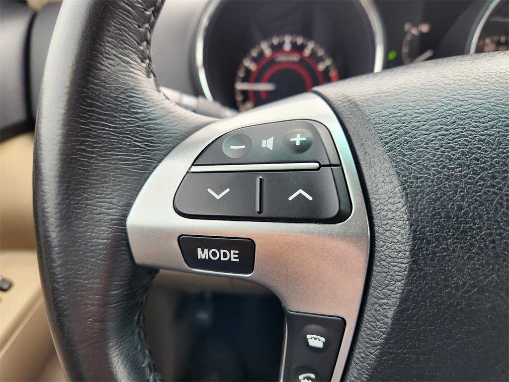 2011 Toyota Highlander SE White at Emmons Autoplex