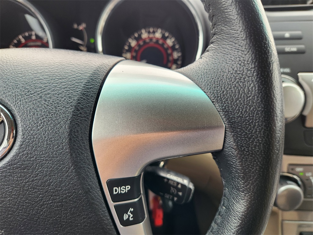 2011 Toyota Highlander SE White at Emmons Autoplex