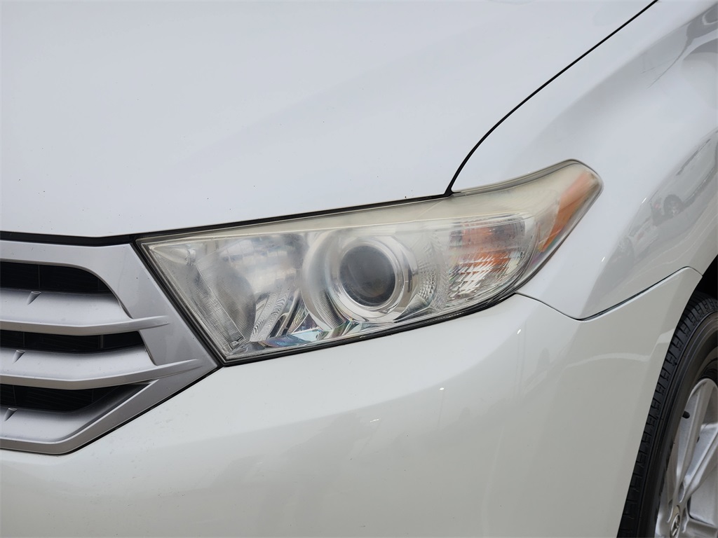 2011 Toyota Highlander SE White at Emmons Autoplex
