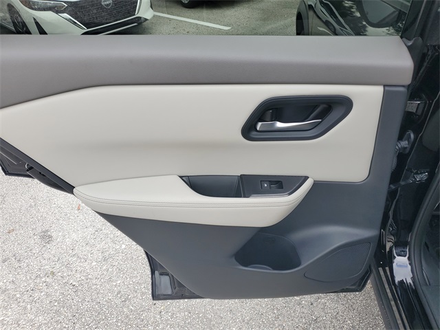 2025 Nissan Rogue SV photo 7
