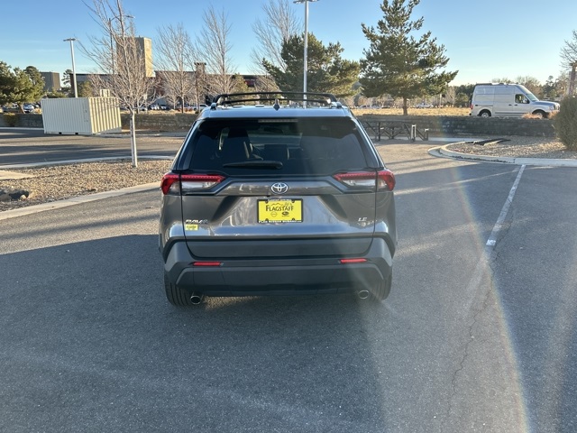 2021 Toyota RAV4 LE photo 4
