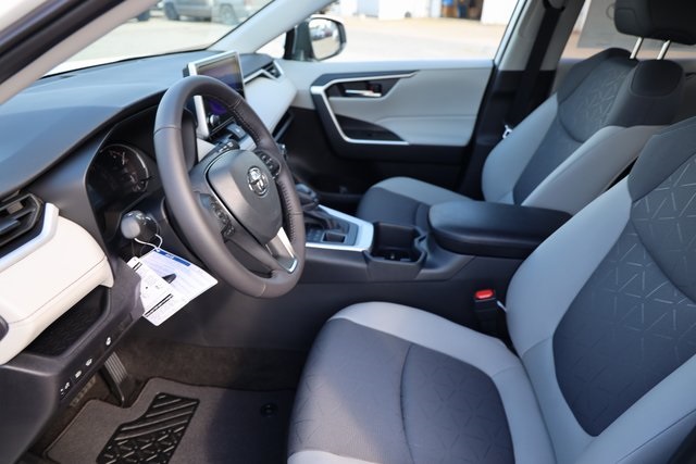 2025 Toyota RAV4 XLE - 9